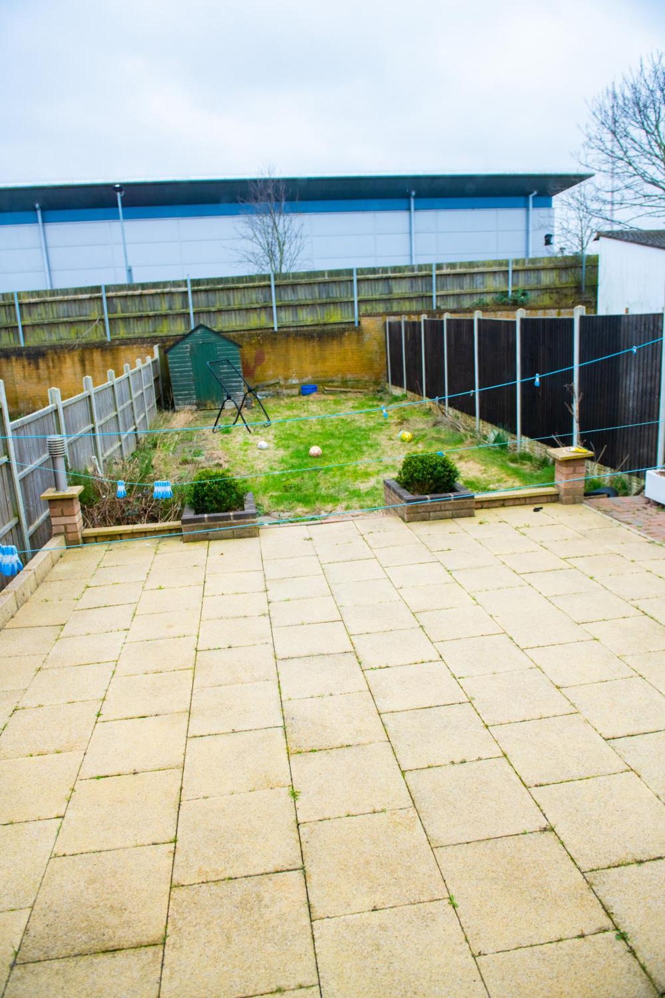 Newly Refurbished - Affordable Four Bedroom Semi-Detached House Near Luton Airport And Luton Hospital Exterior photo